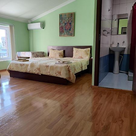 Bonjour House Hotel Ереван Екстериор снимка